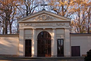 Eingangsportal der Friedhofshalle des Schloßfriedhof