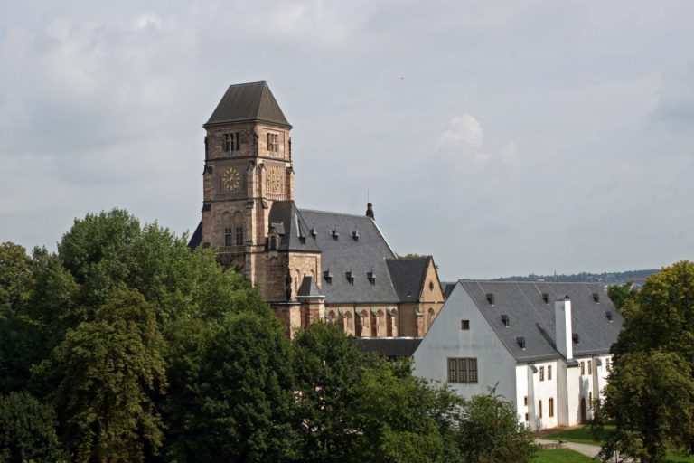 Schloßkirche Blick auf die Schloßkirche und das Schloßbergmuseum