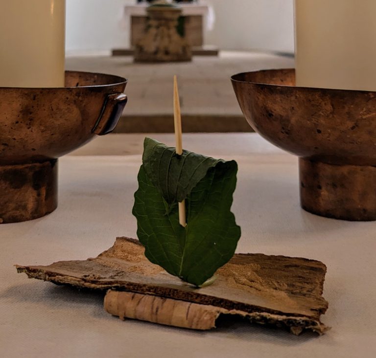 Boot aus Birkenrinde, Blättern und Holzstäben auf dem Altar in der Schloßkirche