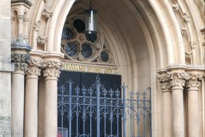 Die Eingangstür der St. Petrikirche ist durch ein Gittertor geschlossen.