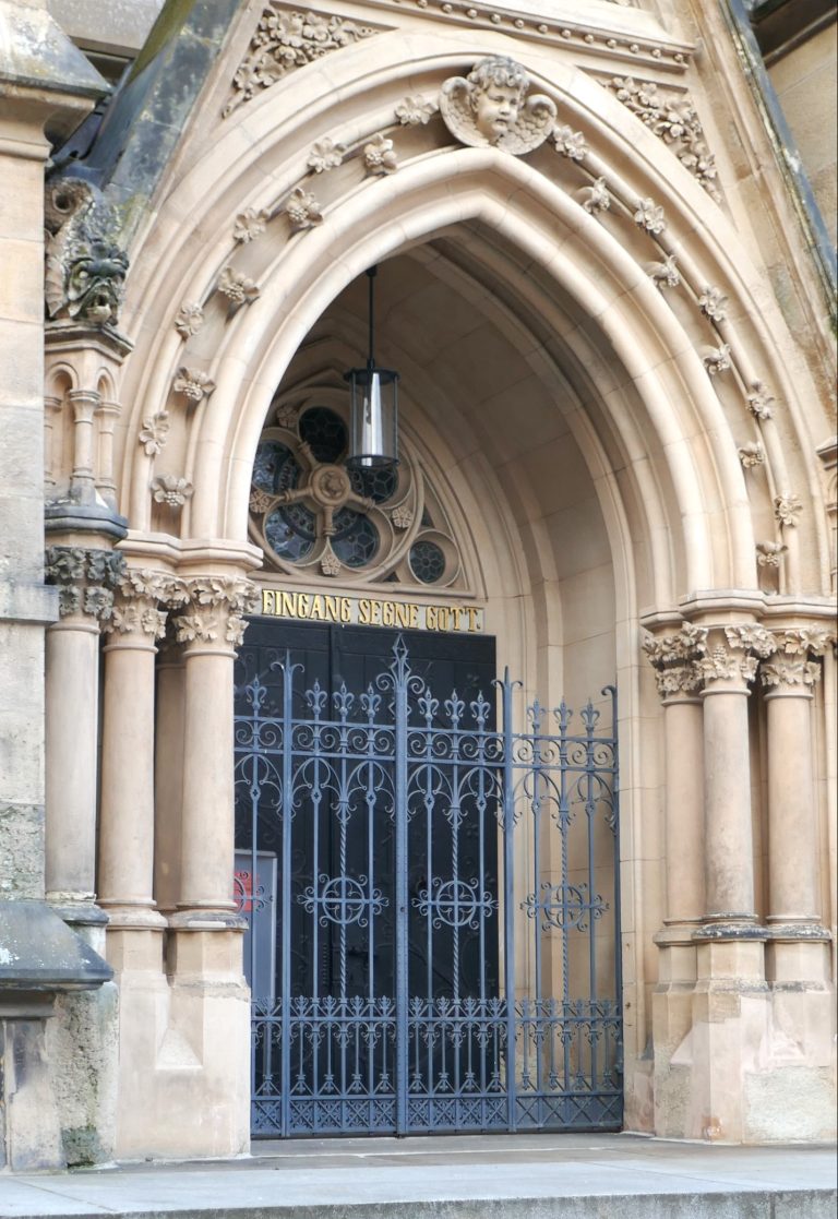 Die Eingangstür der St. Petrikirche ist durch ein Gittertor geschlossen.